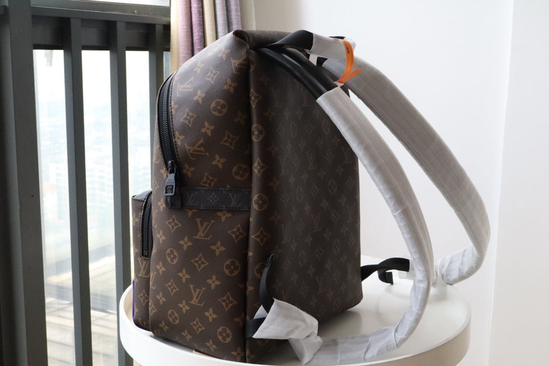 LV Backpack (Discovery Monogram)