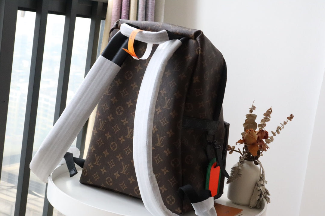 LV Backpack (Discovery Monogram)